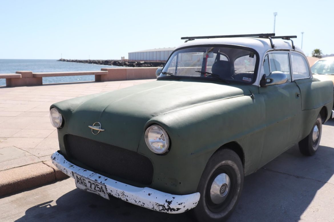 Oldtimer-Auto, das an der Promenade von Montevideo parkt